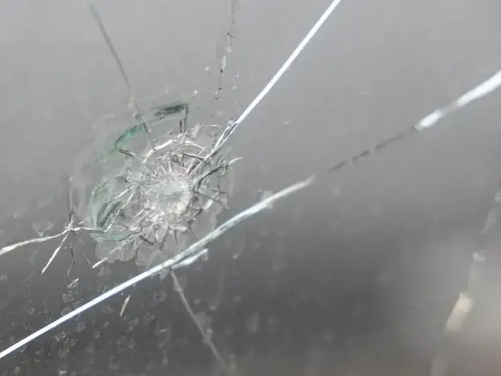 mobile windshield repair service in Renton WA apartment parking area near Renton Highlands